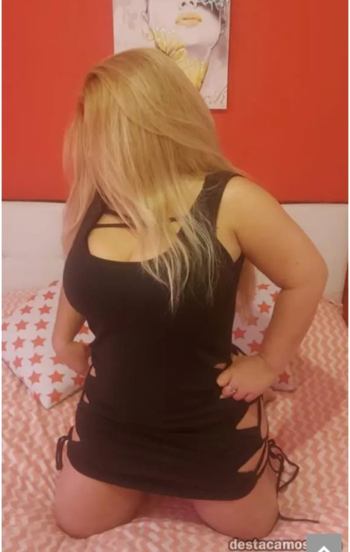 UNA RUBIA CULONA TETONA CON CURVA DE PECHO GRANDE