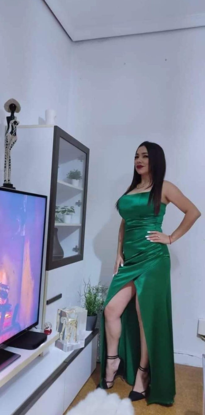 Hermosa cubana delgada cariñosa y elegante