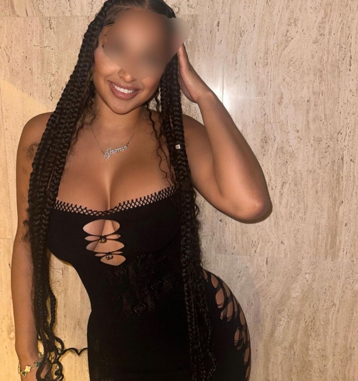 JOVENCITA ENCANTADORA JUGUETONA LLENA DE PLACER