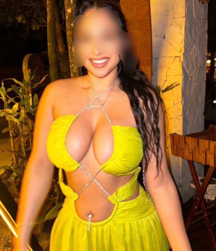 JOVENCITA ENCANTADORA JUGUETONA LLENA DE PLACER