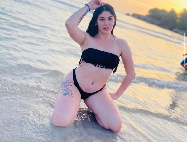 Morena cautivadora jovencita seductora fiestera