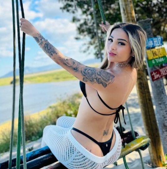 AGUADULCE RUBIA POTENTE TATUADA COMPLETA FIESTERA