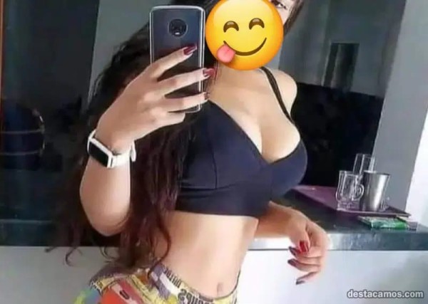 Hermosa morena con curvas de ataque