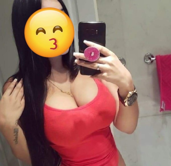 Hermosa morena con curvas de ataque