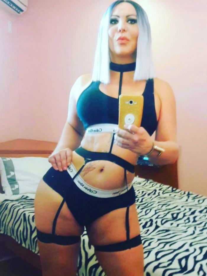 TRANS Pamela rubiaza platino dispuesta a complacer