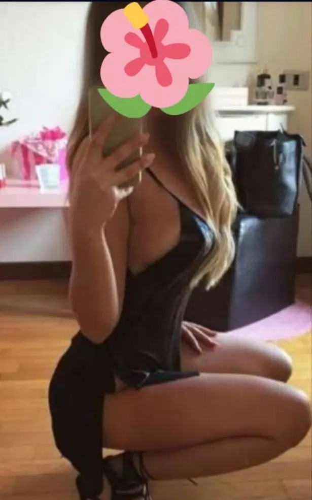 RUBIA,CUERPO DE GYM ,MANOS DE ADA