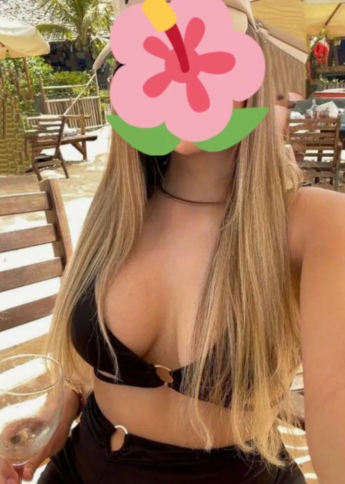 RUBIA,CUERPO DE GYM ,MANOS DE ADA