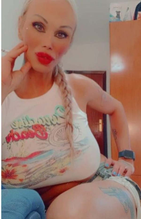 En linares de paso transexual Ibanka rubia tatuada  pivonazo real