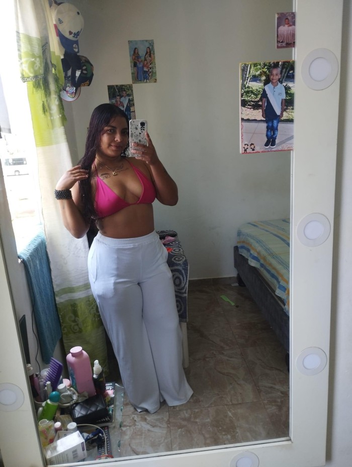 Colombiana exótica super simpática jovencita