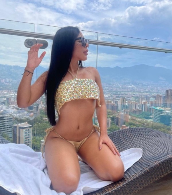 HOLA MIS AMORES POR PRIMERA VEZ LINDA MULATA  ARDI