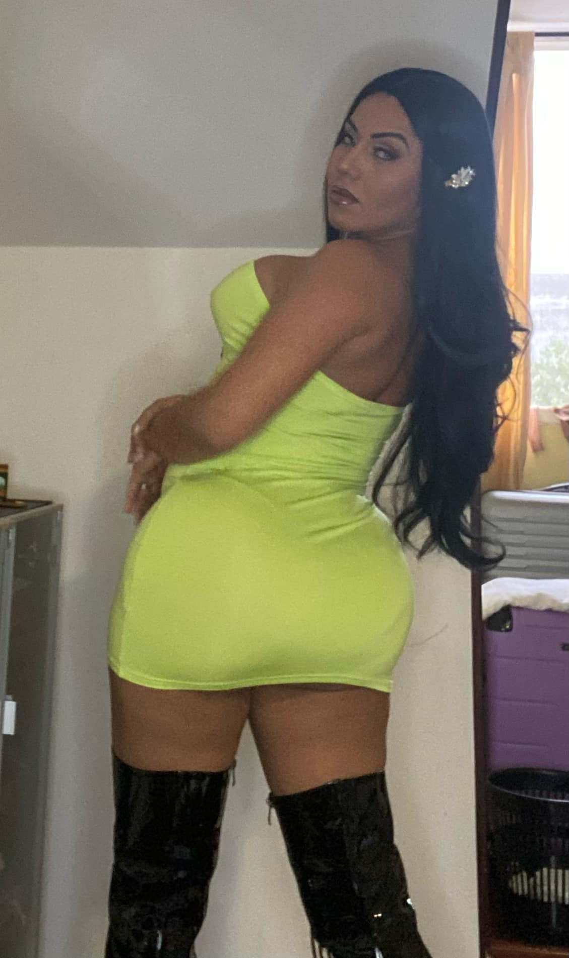 MELANY BELLA LATINA FIESTERA Y DESCOMPLICADA