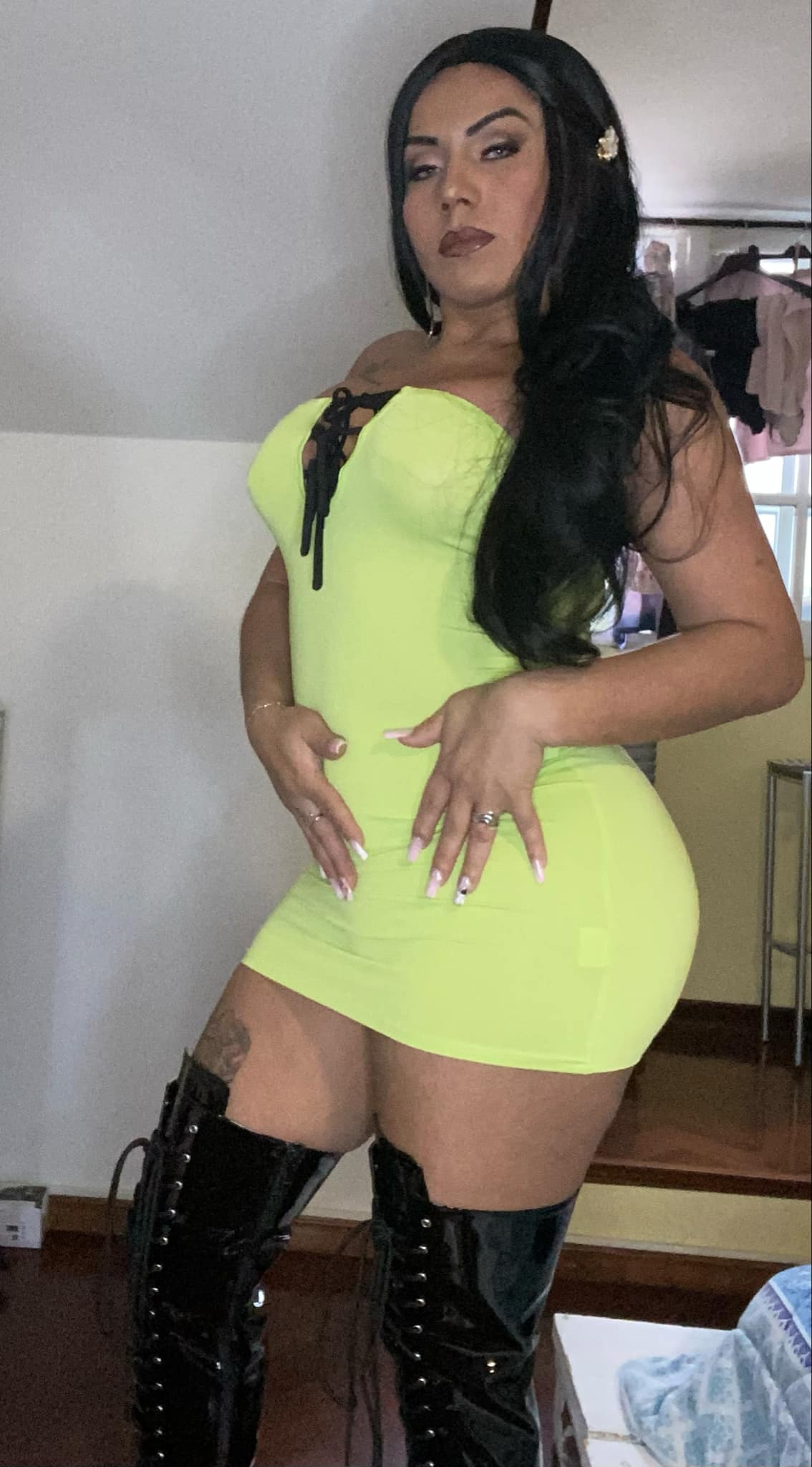 MELANY BELLA LATINA FIESTERA Y DESCOMPLICADA