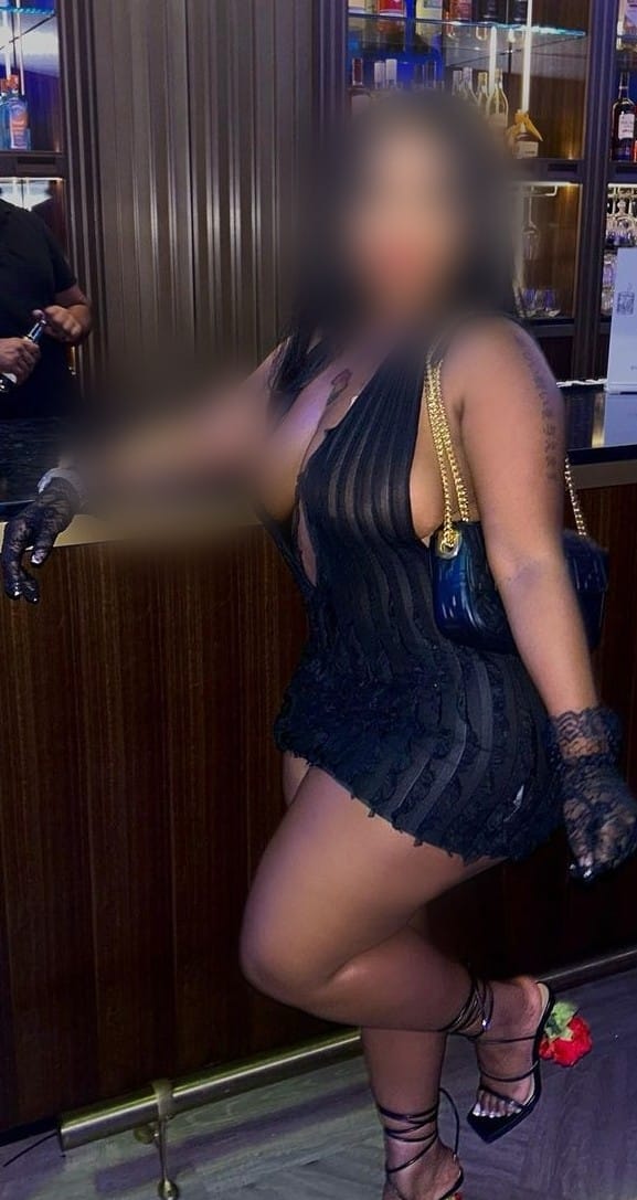 CHICA LATINA CON VERDADERA CURVAS