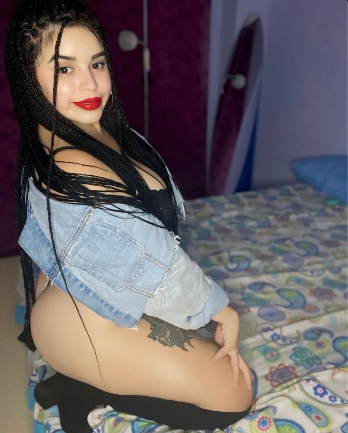 LATINA SEXY JUGUETONA