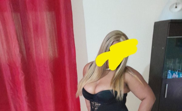 Chica latina cachonda cariñosa fiestera besucona