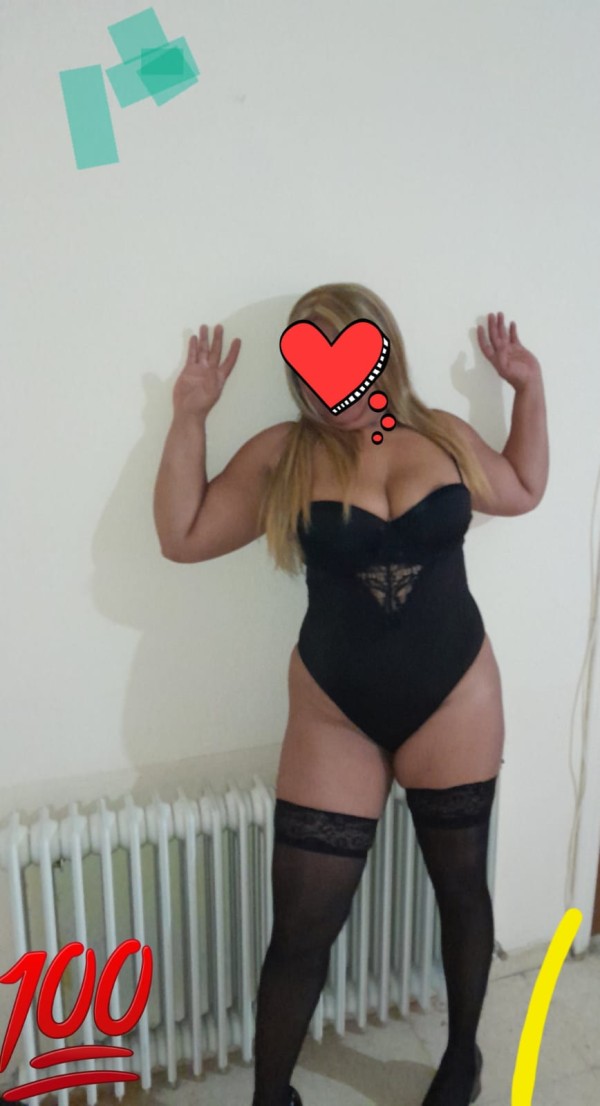 Chica latina cachonda cariñosa fiestera besucona