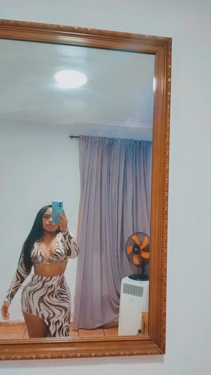 ZOE MORENA CON NALGAS DELICIOSAS