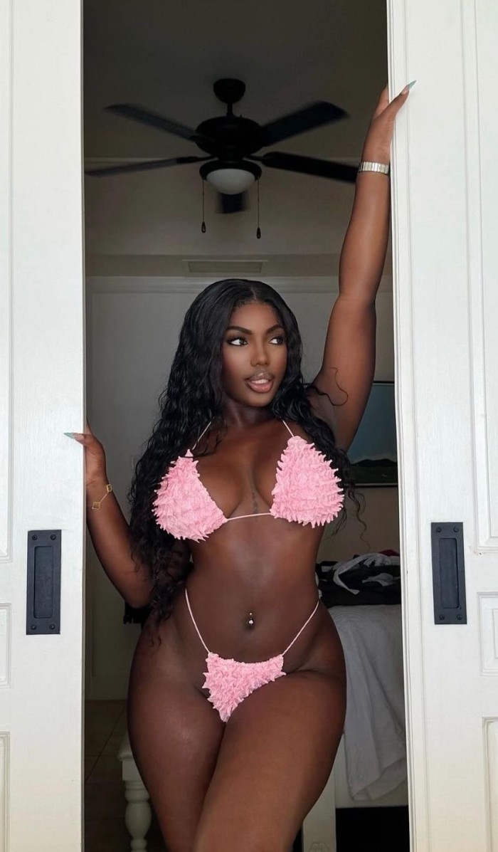 TRANS NEGRA ACTIVA Y PASIVA 23CM GRUESA – LA REINA BESOS NEGRO