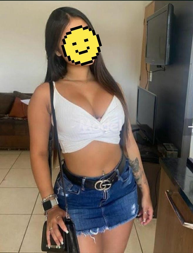 Hermosa chica latina cariñosa