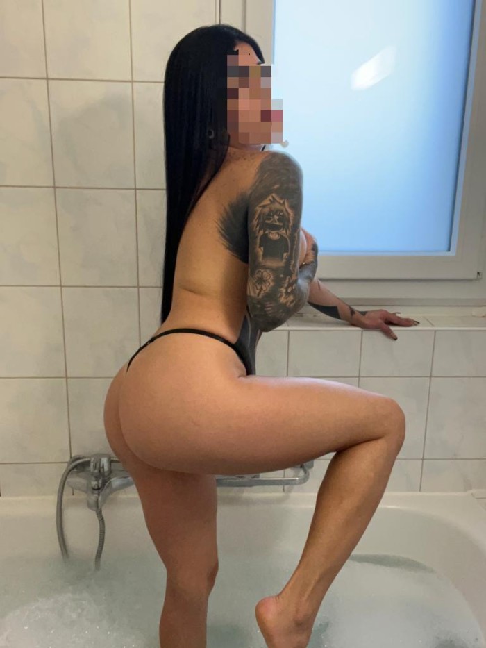 Morena sexi juguetona y fiestera