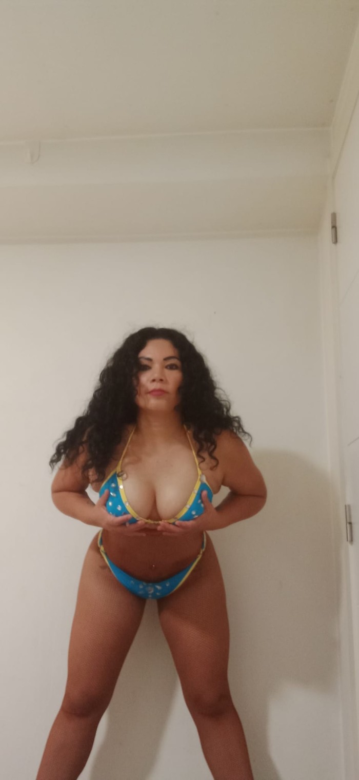 Latina natural cariñosa cuerpo de escándalo