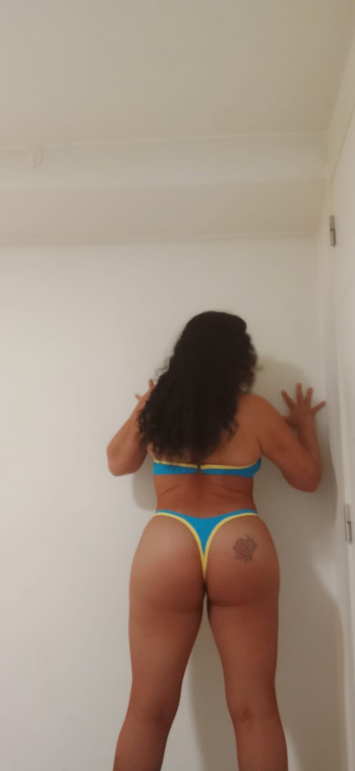 Latina natural cariñosa cuerpo de escándalo