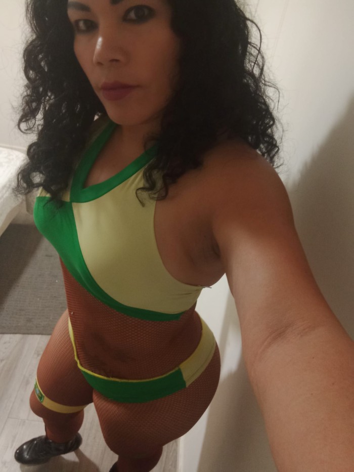 Latina natural cariñosa cuerpo de escándalo