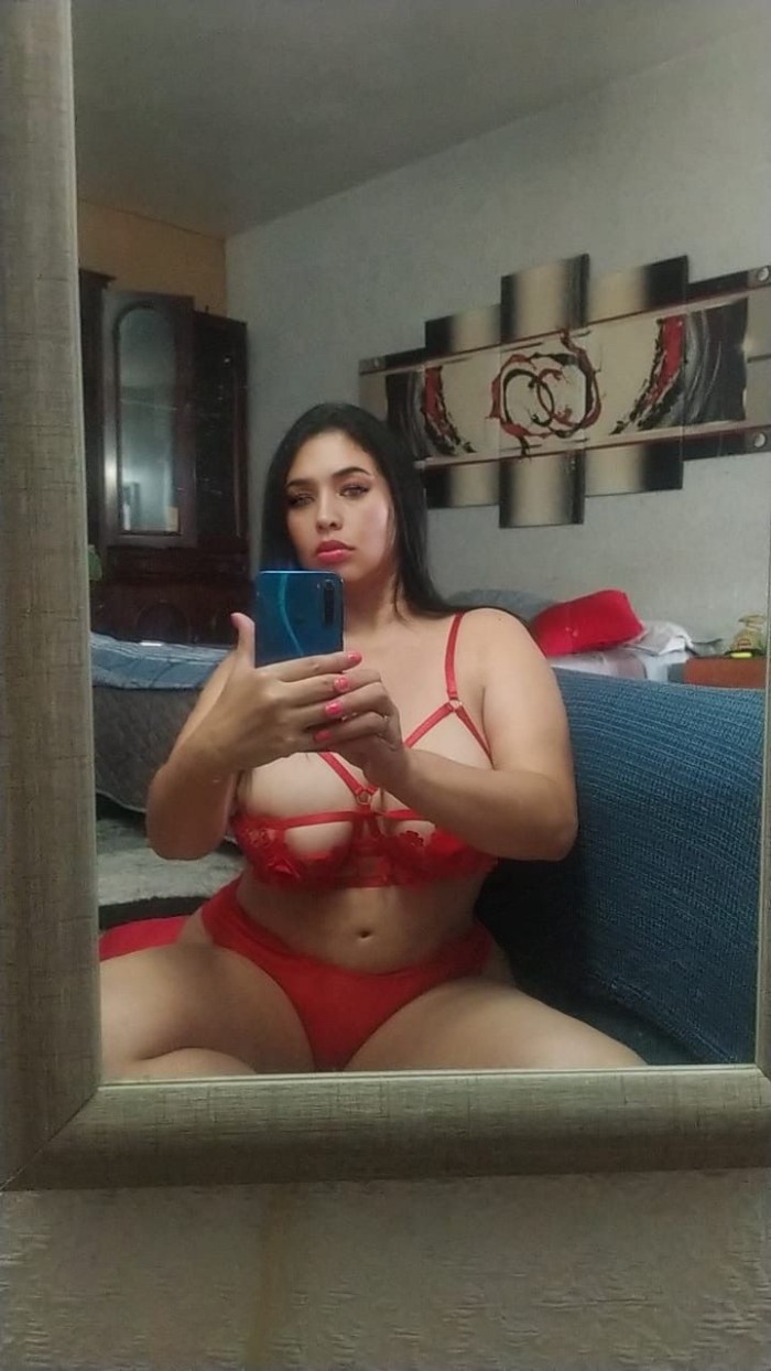 TETONA MUY FIESTERA VEN A COMERME LAS TETAS