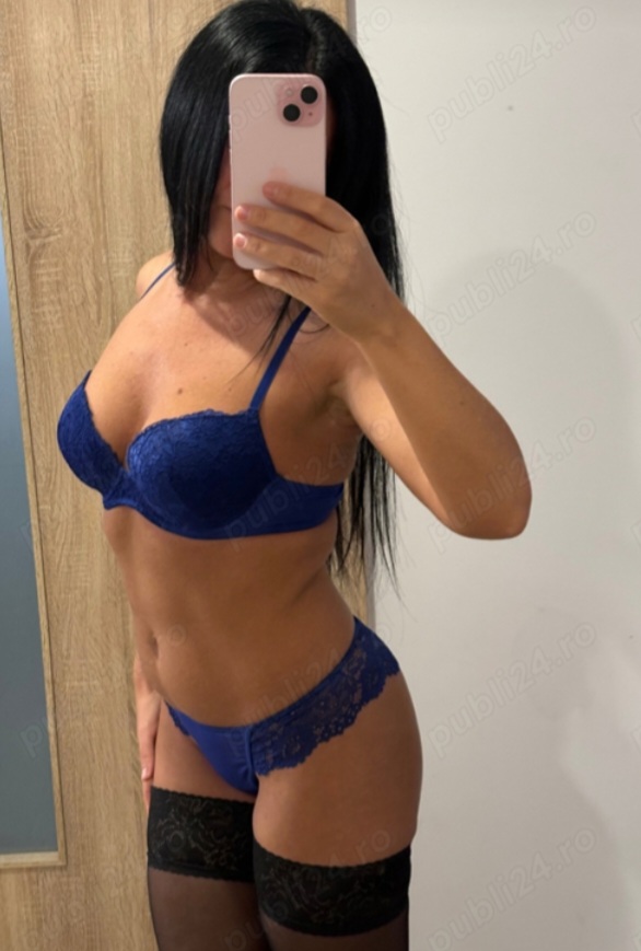 Bella morena delgada implicada y muy cachonda