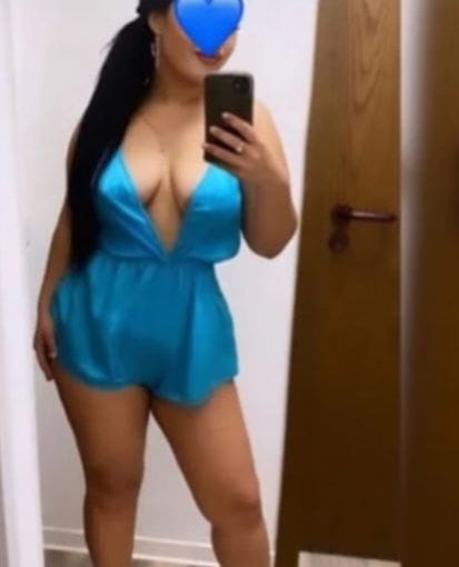 Morena bella implicada juguetona siempre cachonda