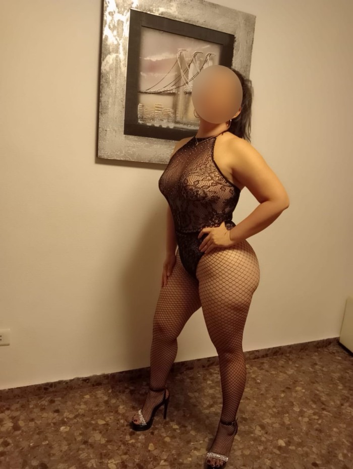 LATINA DE POTENTES CURVAS PARA TU RELAX COMPLETO