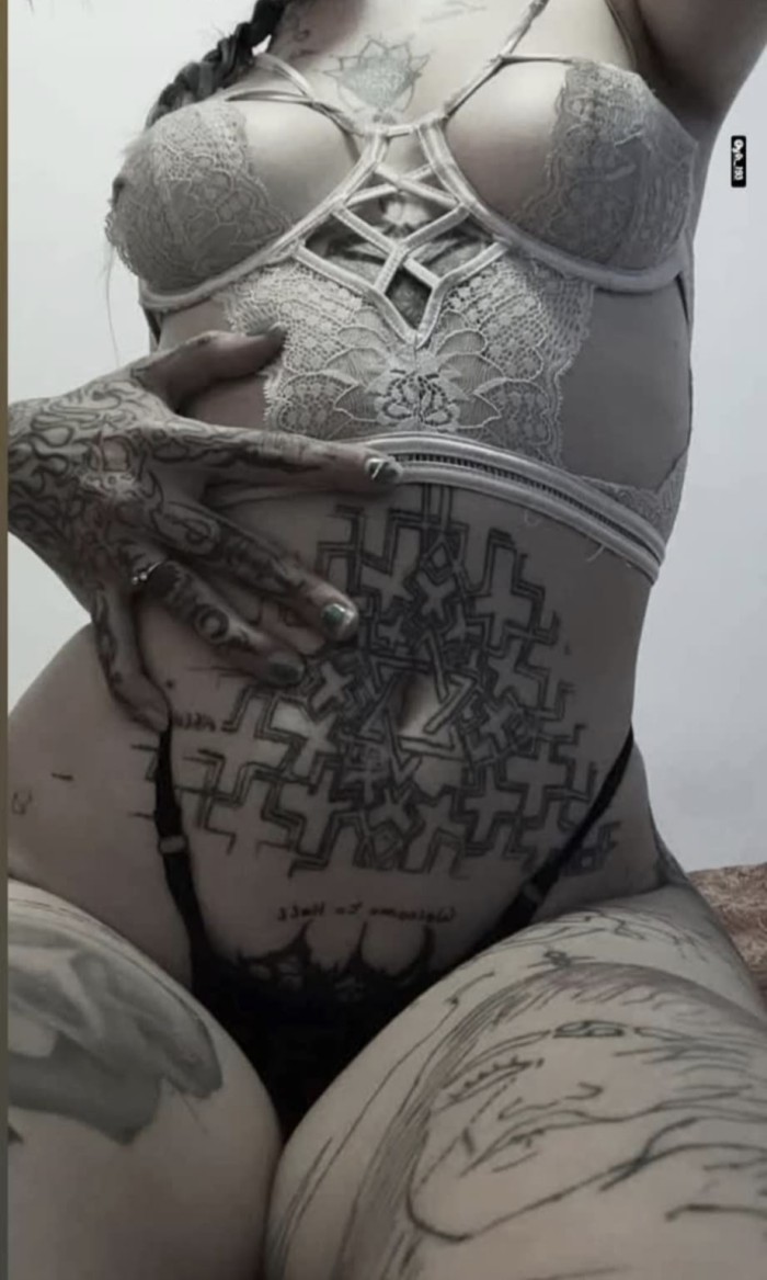 Chica sexy tatuada