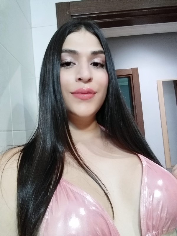 Valería trans más feminina imposible en Los Urruti