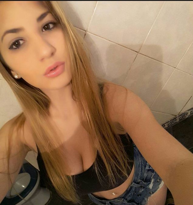 ROCIO 23 AÑOS ESPAÑOLA EN PAMPLONA