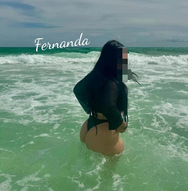 Fernanda jovencita estudiante nueva en la isla