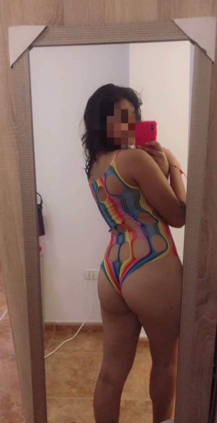 SEXY Y ATRACTIVA JOVEN LATINA