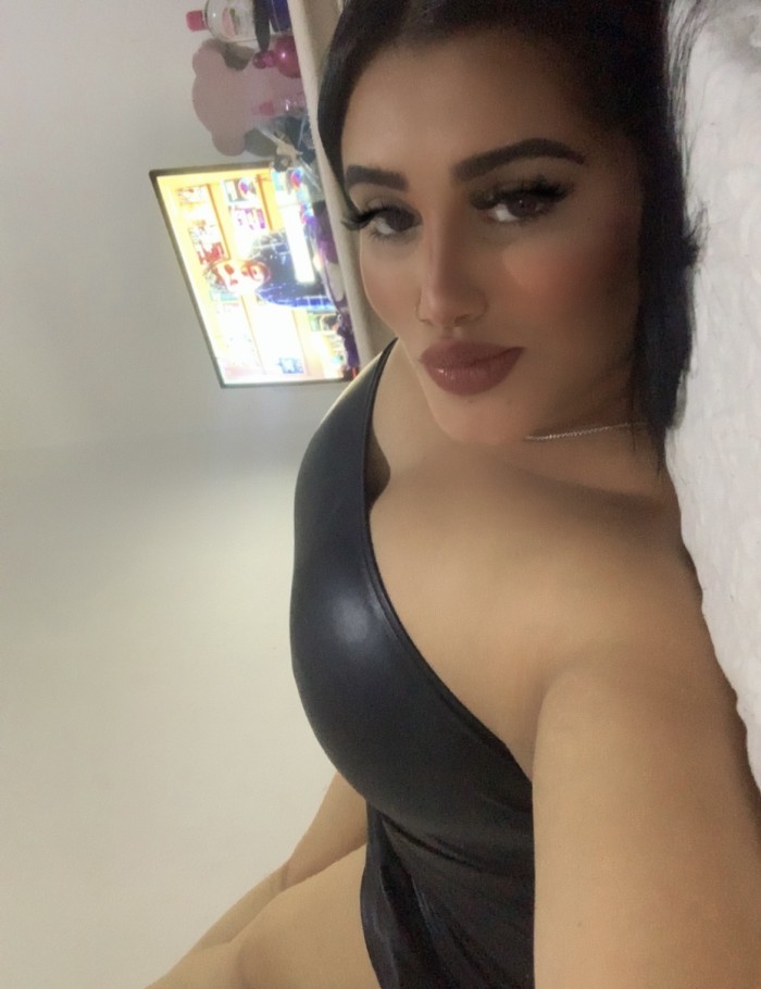 joven cachonda curvy de encanto