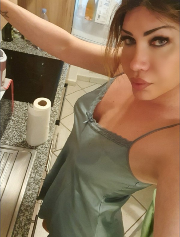 Trans Milenka reina del beso negro profundo