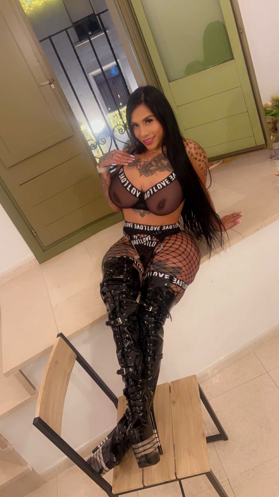 Catalina morena colombiana fem niña tatuada