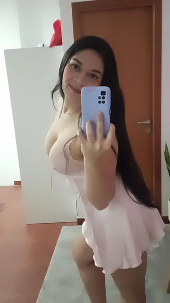 Sexy jovencita complaciente (Vía Julia)