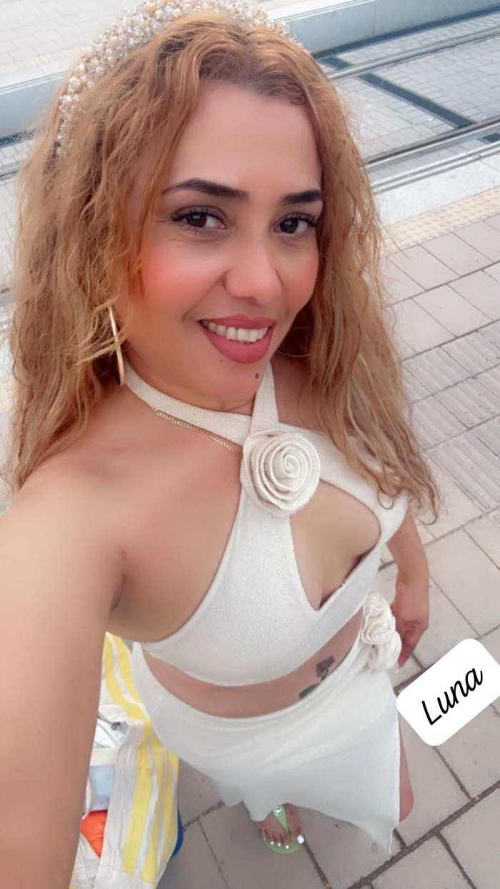 Chica dominicana rubia cachonda en El Vendrell