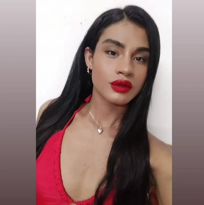 CHICA TRANS ARRIEGADA Y CON GANAS DE UN TRIO