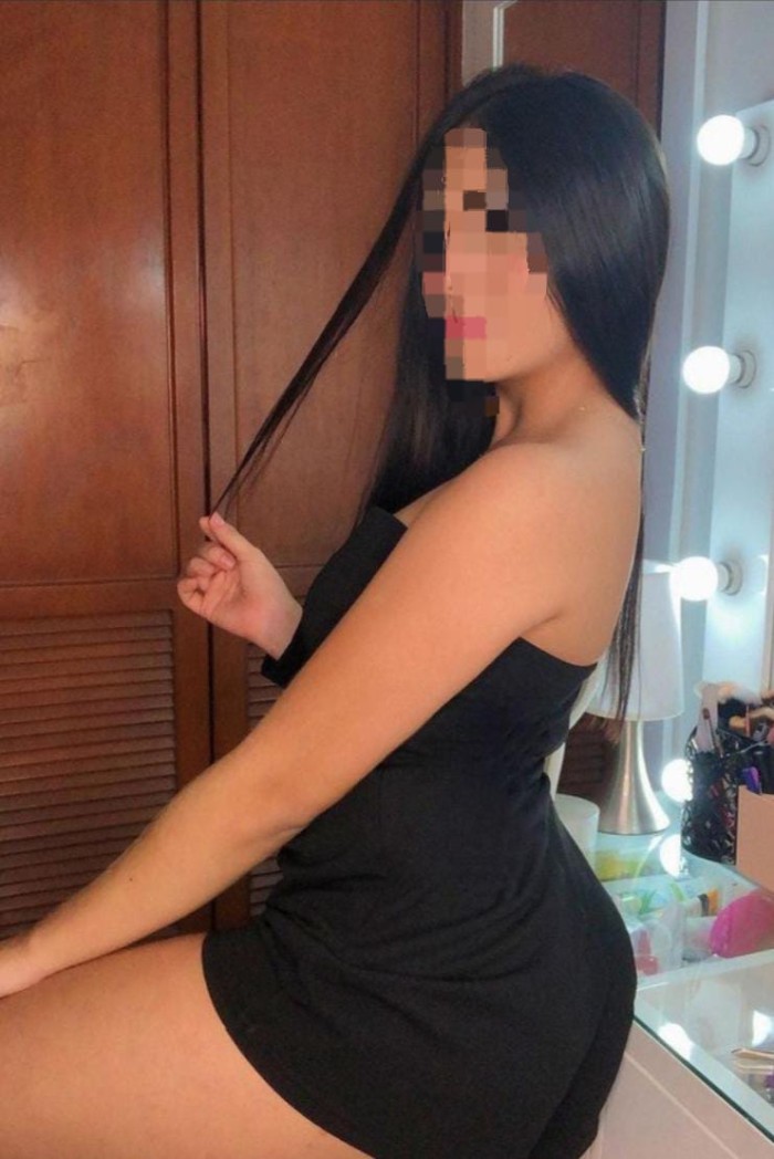 Joven latina exótica disponible cita previa