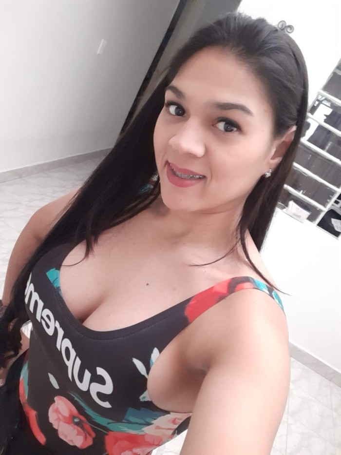 Sexy jovencita complaciente (Vía Julia)