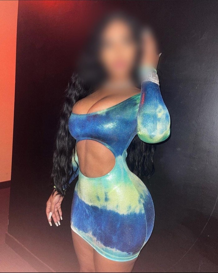 ENCANTADORA BOMBA DE SEXO COMPLACIENTE AL TOPE