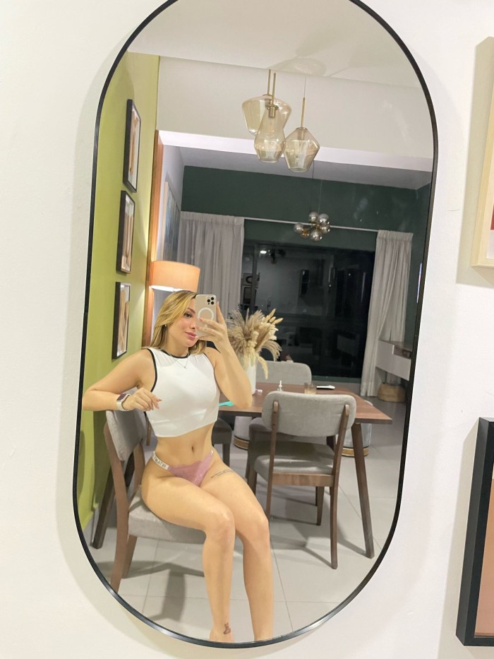 RUBIA SENSUAL BOMBA DE SEXO FIESTERA A TOPE