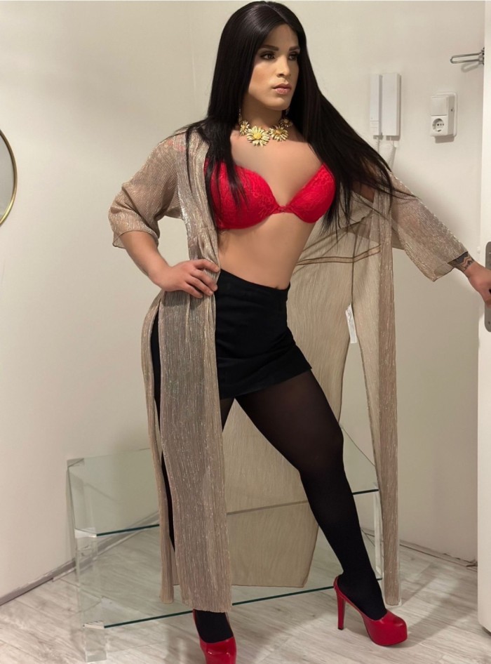 MELANY TROMP CHICA TRANS FIESTERA Y CAÑERA LECHERA