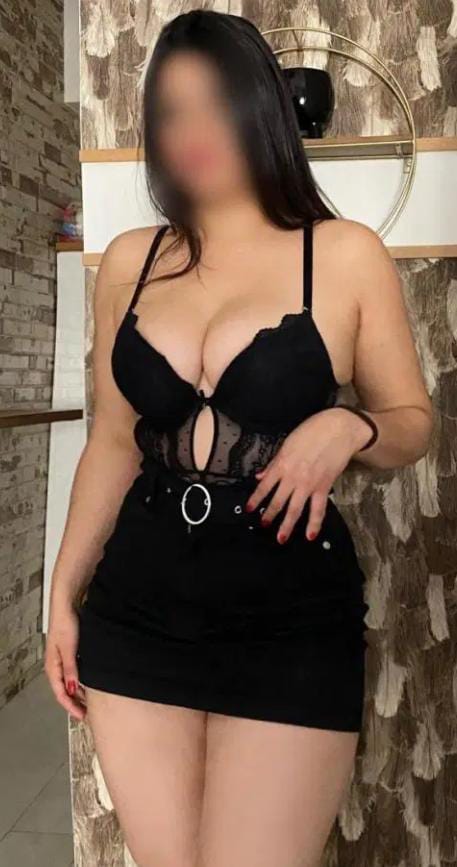 LATINA DE CURVAS PERFECTAS ADICTA AL SEXO FIESTERA