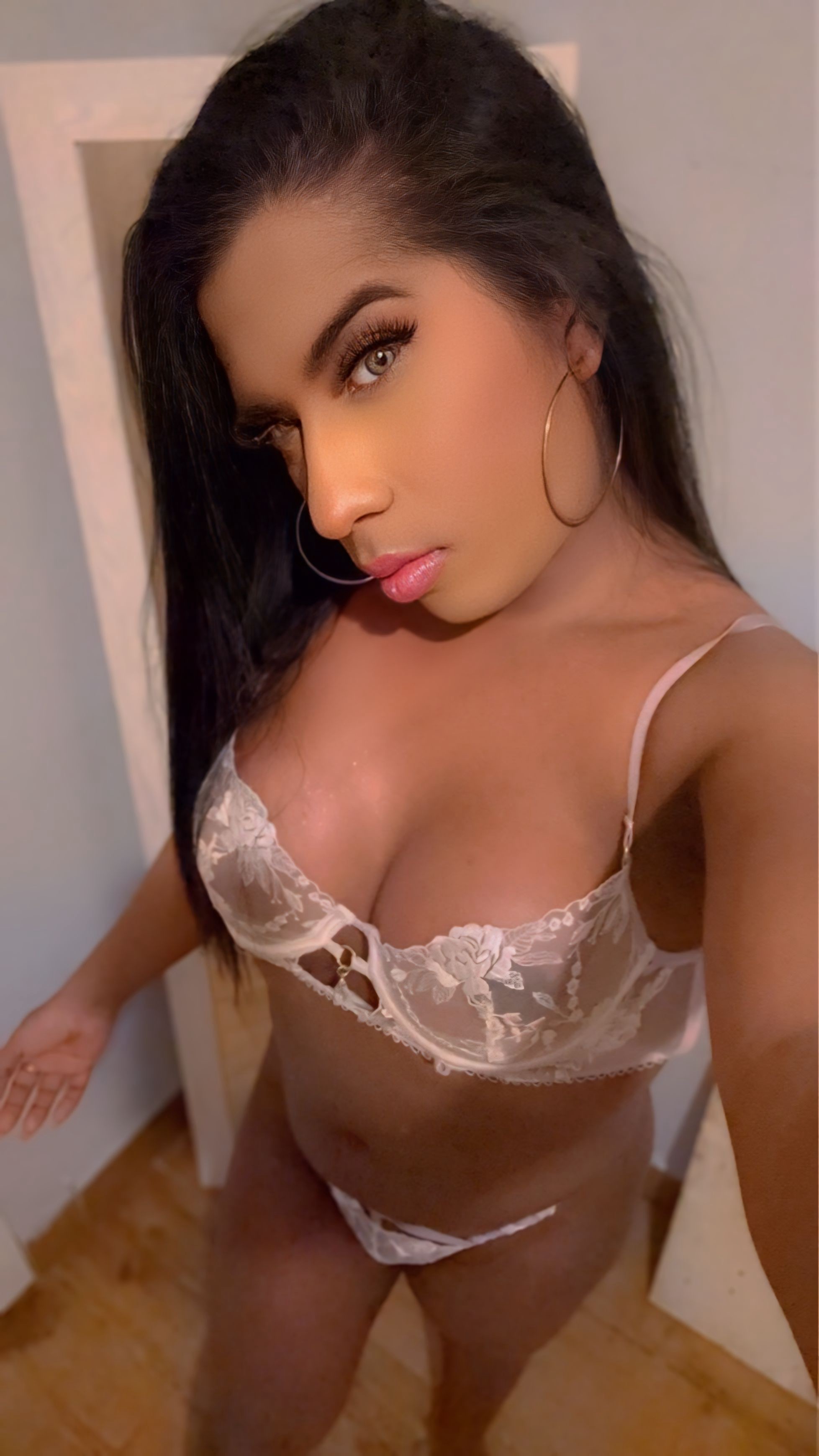 Sexy morena latina con una polla de 20 cm