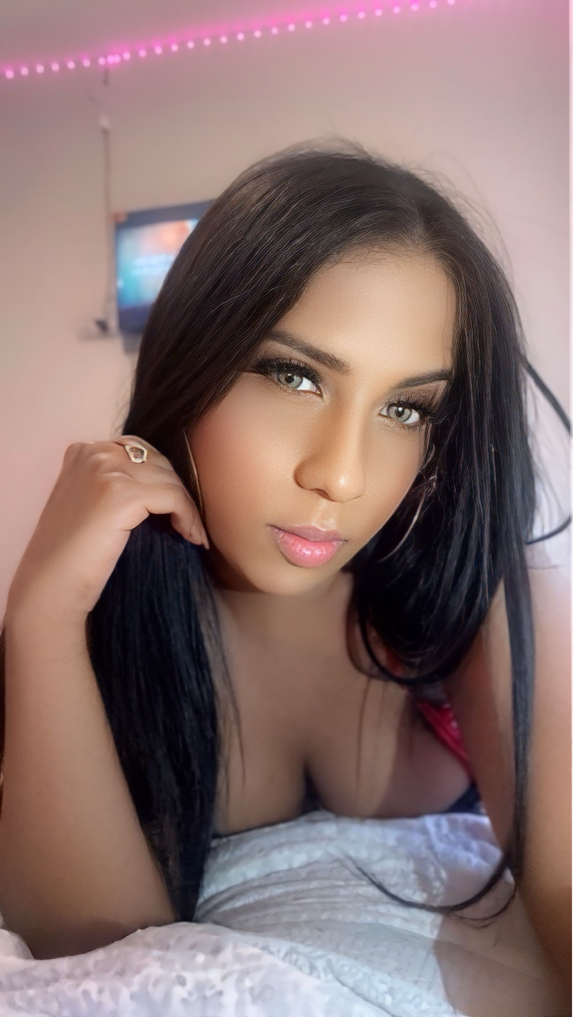 Sexy morena latina con una polla de 20 cm